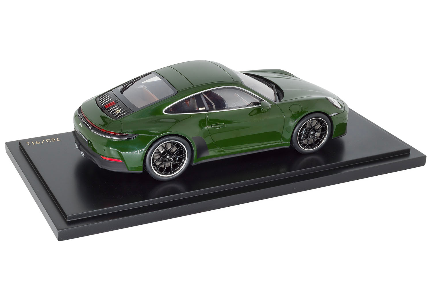 Spark 1:18 Porsche 911 GTS Cuarenta Edition (992) image 1